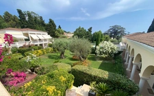 Secteur privilégié, bel appartement T2 avec piscine et garage.