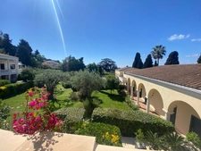 Californie-Pezou, Grand T2 en dernier étage avec piscine et garage.