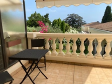 Secteur privilégié, bel appartement T2 avec piscine et garage.