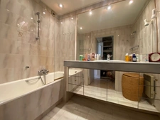 Secteur privilégié, bel appartement T2 avec piscine et garage.