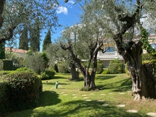 Secteur privilégié, bel appartement T2 avec piscine et garage.