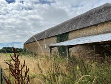 À vendre – Corps de ferme avec habitation, dépendances et terres – Proximité Aunay-sur-Odon (14)