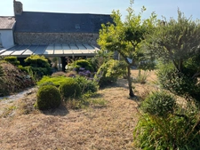 À seulement 5 km de Barneville-Carteret, charmante maison en pierre avec jardin arboré