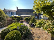 À seulement 5 km de Barneville-Carteret, charmante maison en pierre avec jardin arboré