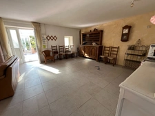 À seulement 5 km de Barneville-Carteret, charmante maison en pierre avec jardin arboré
