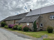 À vendre – Corps de ferme avec habitation, dépendances et terres – Proximité Aunay-sur-Odon (14)