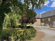À vendre – Corps de ferme avec habitation, dépendances et terres – Proximité Aunay-sur-Odon (14)