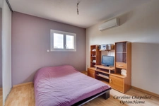 Maison 135m²,  4 chambres, 2 SDE, piscine, garage, panneaux solaires, climatisation, cheminée, isolation combles récente. 