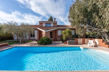 Maison de 172m², 3 chambres, bureau,, studio, 3 SDE, garage, piscine. 