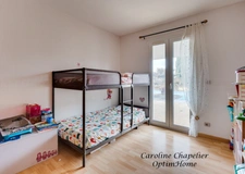 Maison 135m²,  4 chambres, 2 SDE, piscine, garage, panneaux solaires, climatisation, cheminée, isolation combles récente. 