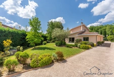 Maison de 200m², 4 chambres, bureau, 2 SDB, 3 WC, double garage, jardin piscinable. 