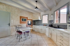 Maison de 172m², 3 chambres, bureau,, studio, 3 SDE, garage, piscine. 