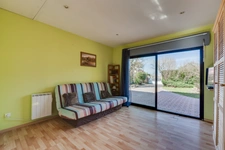 Maison de 172m², 3 chambres, bureau,, studio, 3 SDE, garage, piscine. 
