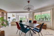 Maison de 200m², 4 chambres, bureau, 2 SDB, 3 WC, double garage, jardin piscinable. 