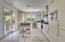 Maison de 200m², 4 chambres, bureau, 2 SDB, 3 WC, double garage, jardin piscinable. 