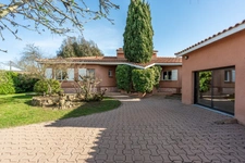 Maison de 172m², 3 chambres, bureau,, studio, 3 SDE, garage, piscine. 