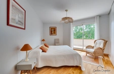 Maison de 200m², 4 chambres, bureau, 2 SDB, 3 WC, double garage, jardin piscinable. 