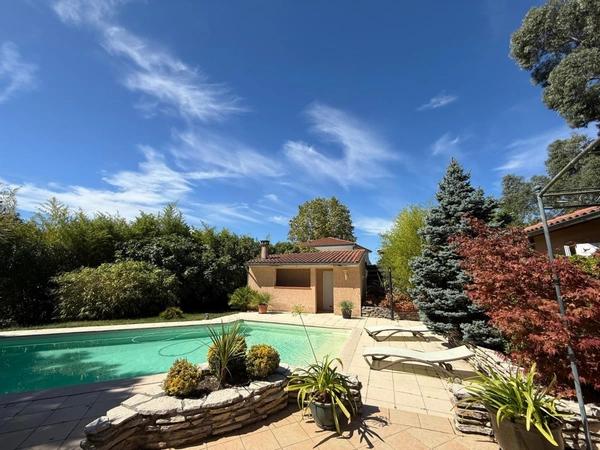 Spacieuse Maison de Plain‑Pied de 178 m², 3 chambres, bureau, garage et jardin arboré avec piscine. 