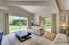 Maison de 200m², 4 chambres, bureau, 2 SDB, 3 WC, double garage, jardin piscinable. 