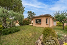 Spacieuse Maison de Plain‑Pied de 178 m², 3 chambres, bureau, garage et jardin arboré avec piscine. 