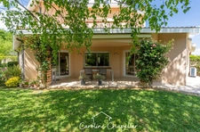 Maison de 200m², 4 chambres, bureau, 2 SDB, 3 WC, double garage, jardin piscinable. 