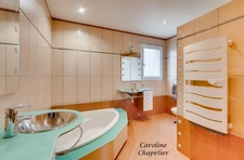 Maison 135m²,  4 chambres, 2 SDE, piscine, garage, panneaux solaires, climatisation, cheminée, isolation combles récente. 