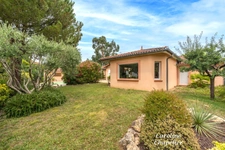 Spacieuse Maison de Plain‑Pied de 178 m², 3 chambres, bureau, garage et jardin arboré avec piscine. 
