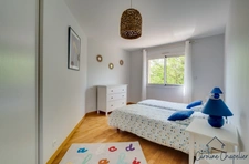 Maison de 200m², 4 chambres, bureau, 2 SDB, 3 WC, double garage, jardin piscinable. 