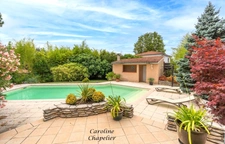 Spacieuse Maison de Plain‑Pied de 178 m², 3 chambres, bureau, garage et jardin arboré avec piscine. 