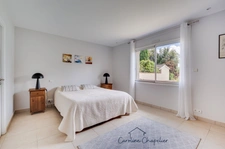 Maison de 200m², 4 chambres, bureau, 2 SDB, 3 WC, double garage, jardin piscinable. 