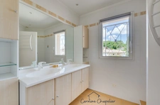 Maison de 200m², 4 chambres, bureau, 2 SDB, 3 WC, double garage, jardin piscinable. 