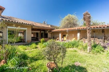 Toulousaine de 177m², 5 chambres dont 1 au RDC, 3 SDE, 3 WC, jardin, garage. 