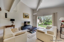 Maison de 200m², 4 chambres, bureau, 2 SDB, 3 WC, double garage, jardin piscinable. 