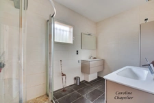 Spacieuse Maison de Plain‑Pied de 178 m², 3 chambres, bureau, garage et jardin arboré avec piscine. 