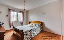 Maison 135m²,  4 chambres, 2 SDE, piscine, garage, panneaux solaires, climatisation, cheminée, isolation combles récente. 