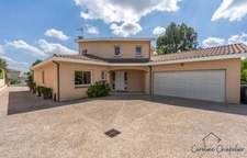Maison de 200m², 4 chambres, bureau, 2 SDB, 3 WC, double garage, jardin piscinable. 