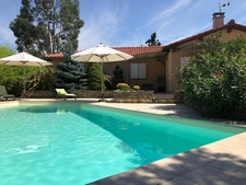 Spacieuse Maison de Plain‑Pied de 178 m², 3 chambres, bureau, garage et jardin arboré avec piscine. 