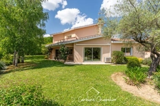 Maison de 200m², 4 chambres, bureau, 2 SDB, 3 WC, double garage, jardin piscinable. 
