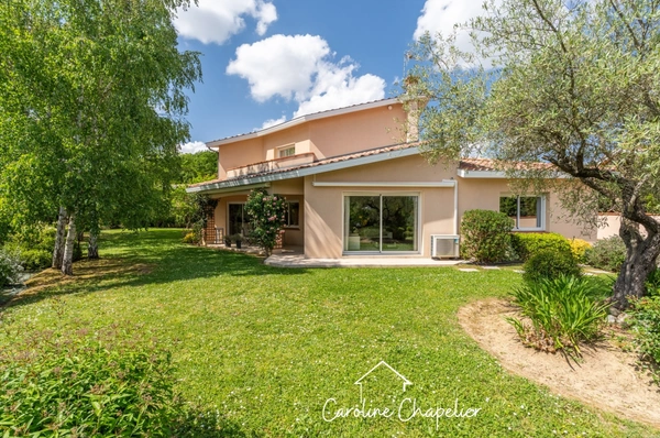 Maison de 200m², 4 chambres, bureau, 2 SDB, 3 WC, double garage, jardin piscinable. 