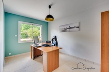 Maison de 200m², 4 chambres, bureau, 2 SDB, 3 WC, double garage, jardin piscinable. 