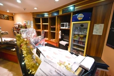 Fonds de commerce à vendre proche de STRASBOURG (67) : Boulangerie Pâtisserie Traiteur - Emplacement n° 1 - 80 m2 - Flux voitures + 20 000 / J - 2 places minute.