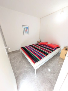Pinède. Appartement 2 pièces en rez-de-jardin