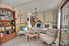 VERNEUIL-EN-HALATTE – MAISON FAMILIALE VIVABLE DE PLAIN-PIED, BEAUX VOLUMES, VÉRANDA ET JARDIN PAYSAGER