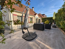 VERNEUIL-EN-HALATTE – MAISON FAMILIALE VIVABLE DE PLAIN-PIED, BEAUX VOLUMES, VÉRANDA ET JARDIN PAYSAGER