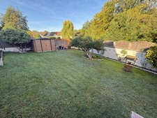 VERNEUIL-EN-HALATTE – MAISON FAMILIALE VIVABLE DE PLAIN-PIED, BEAUX VOLUMES, VÉRANDA ET JARDIN PAYSAGER