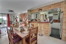 VERNEUIL-EN-HALATTE – MAISON FAMILIALE VIVABLE DE PLAIN-PIED, BEAUX VOLUMES, VÉRANDA ET JARDIN PAYSAGER