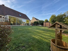 VERNEUIL-EN-HALATTE – MAISON FAMILIALE VIVABLE DE PLAIN-PIED, BEAUX VOLUMES, VÉRANDA ET JARDIN PAYSAGER