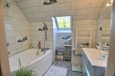 VERNEUIL-EN-HALATTE – MAISON FAMILIALE VIVABLE DE PLAIN-PIED, BEAUX VOLUMES, VÉRANDA ET JARDIN PAYSAGER