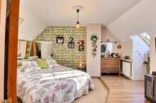 VERNEUIL-EN-HALATTE – MAISON FAMILIALE VIVABLE DE PLAIN-PIED, BEAUX VOLUMES, VÉRANDA ET JARDIN PAYSAGER