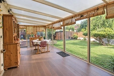 VERNEUIL-EN-HALATTE – MAISON FAMILIALE VIVABLE DE PLAIN-PIED, BEAUX VOLUMES, VÉRANDA ET JARDIN PAYSAGER